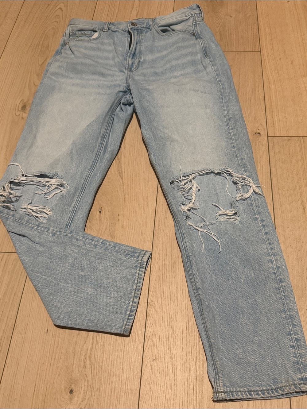 AMERICAN EAGLE light wash distressed Mom jean